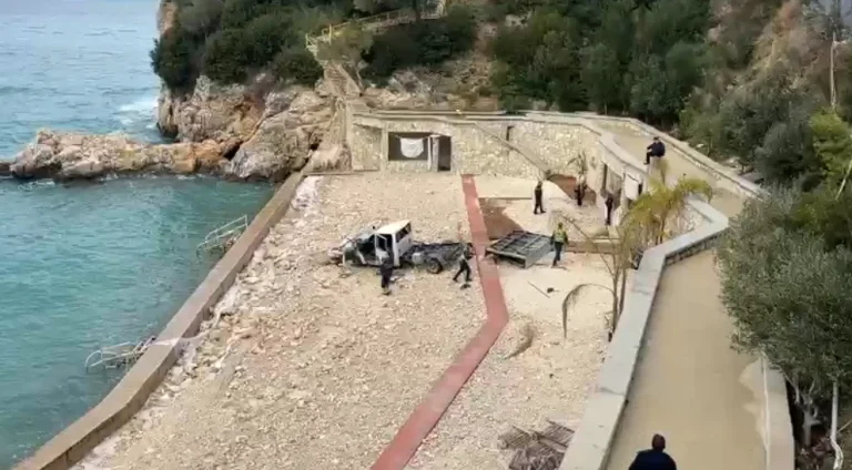 Kamioni del nga rruga dhe përfundon në bregdetin e Vlorës, drejtuesi në gjendje të rëndë