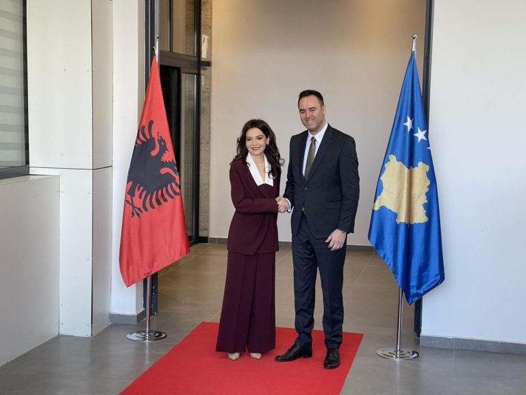 Spiropali pritet nga Konjufca, nis takimi i dy kryediplomatëve