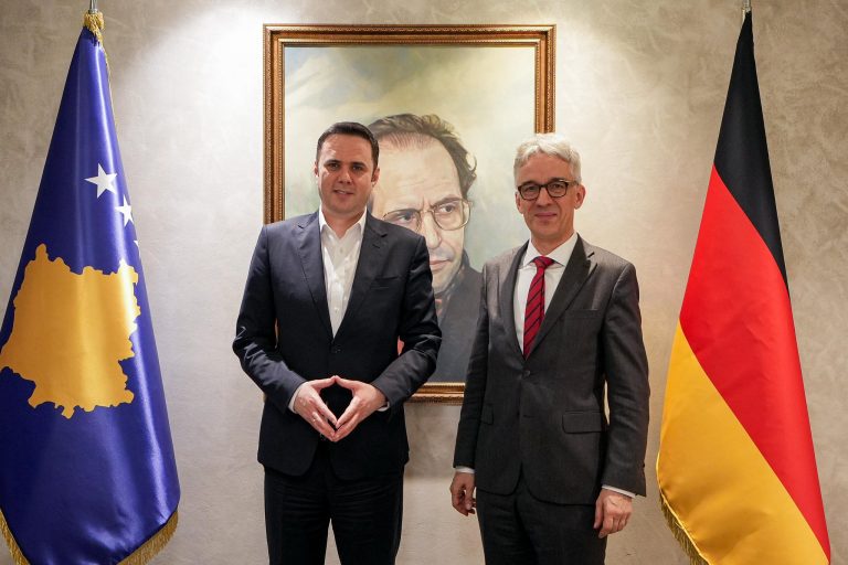 Abdixhiku takohet me ambasadorin gjerman, flasin për situatën politike dhe për krijimin e institucioneve të reja