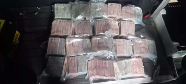 Dogana kap rreth 1 milion euro të padeklaruara në automjetin që po hynte në Kosovë te Merdarja