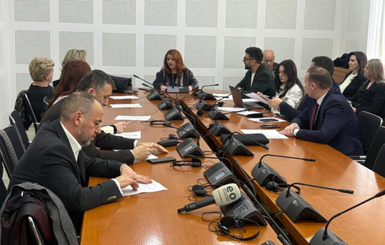 Miratohet në komision projektligji për buxhetin 2026, kërkohet rritje për pensionet dhe mbështetje për autizmin