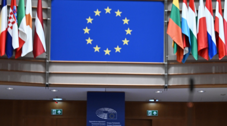 Parlamenti Evropian miraton një kredi prej 90 miliardë euro për Ukrainën