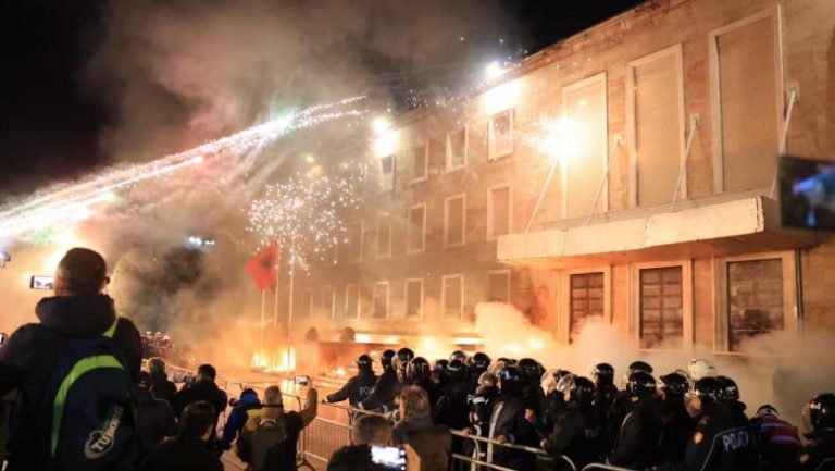 Gjykata e Tiranës liron 18 protestuesit e PD-së, mes tyre tre të mitur