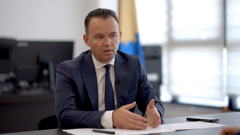 Peci: Komuna e Mitrovicës mbështet 350 studentë bursistë me nga 720 euro