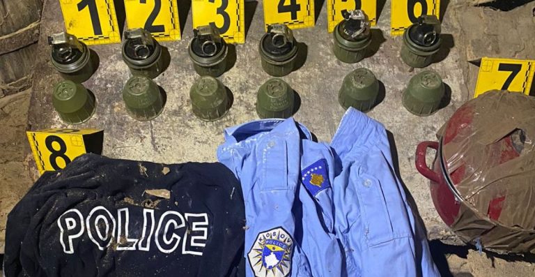 Policia gjen granata dore dhe uniforma të Policisë së Kosovës në një shtëpi të braktisur në Zubin Potok