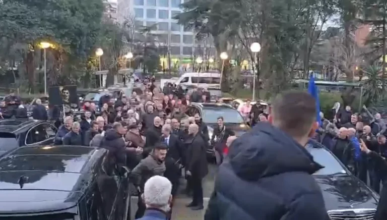 Nis protesta e Partisë Demokratike/ Mbështetësit e opozitës mblidhen para selisë,, mbërrin edhe Berisha