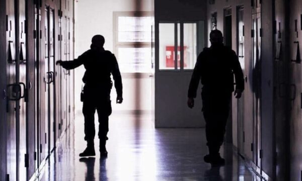 Arratiset një i burgosur që po trajtohej në QKUK, pezullohen nga puna dy zyrtarë korrektues