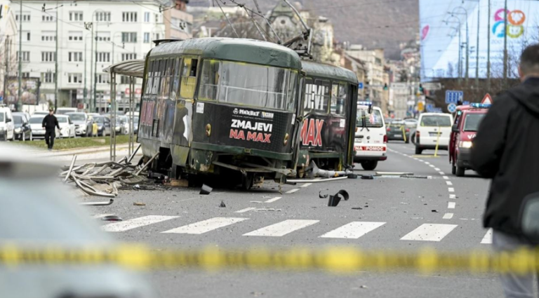 Tramvaji del nga shinat në Sarajevë, një i vdekur