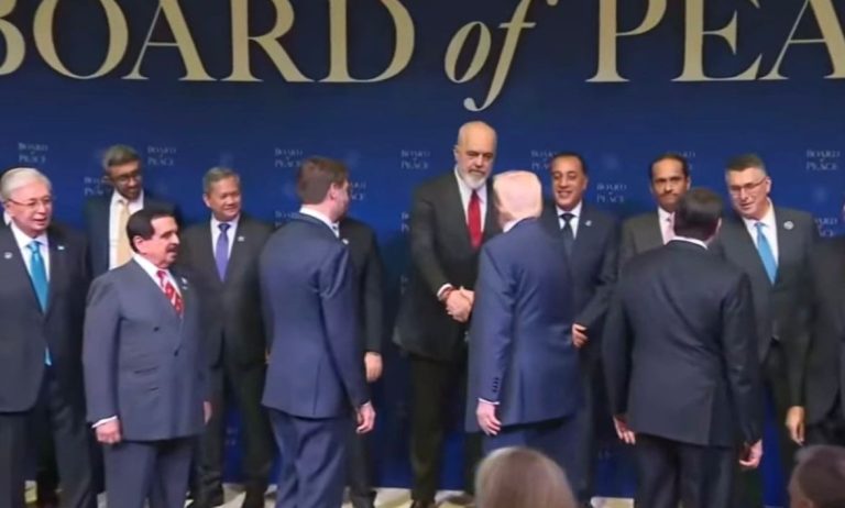 Mblidhet Bordi i Paqes, Trump shtrëngon duart me Ramën dhe Osmanin