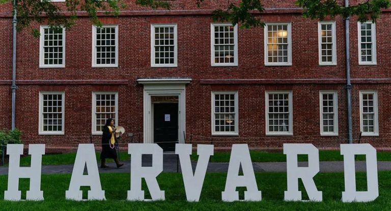 Trump kërkon 1 miliard dollarë dëmshpërblim nga Universiteti i Harvardit