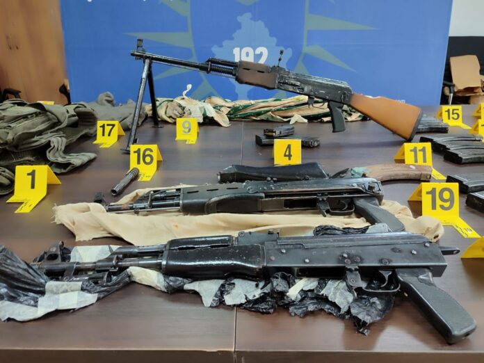 Policia gjen sërish armë municion e pajisje ushtarake në një bodrum në veri