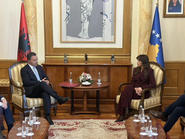 Peleshi nis vizitën në Kosovë, takon Haxhiun