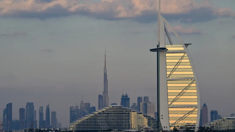 Ambasada e Kosovës në Abu Dhabi del me njoftim të ri për kosovarët e bllokuar në Emirate