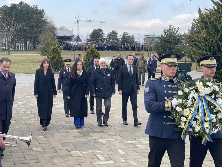 Krerët e shtetit bashkë me Rifat Jasharin bëjnë homazhe te obelisku i UÇK-së në kazermën “Adem Jashari”
