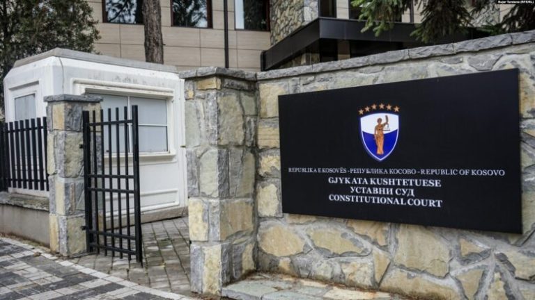 Kushtetuesja vendos masë ndaj dekretit të Presidentes deri më 31 mars