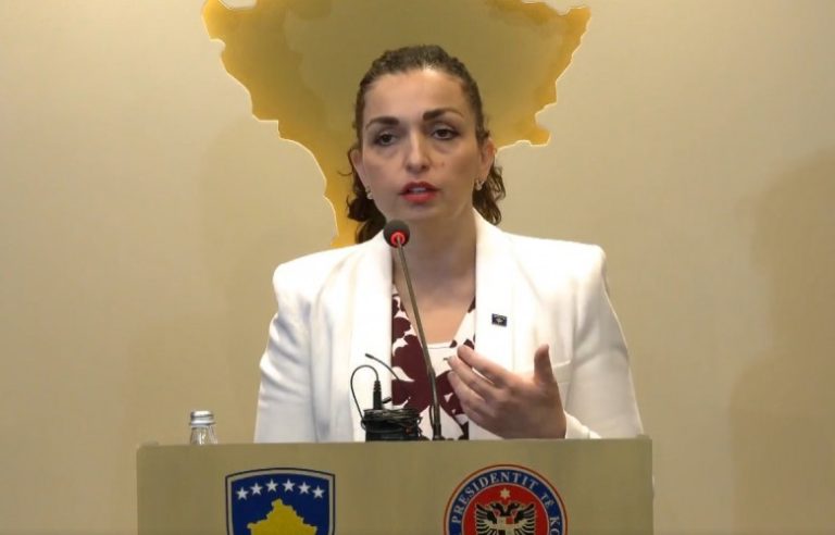 Osmani përkujton viktimat e Tregut të Gjelbër në Mitrovicë, kërkon drejtësi