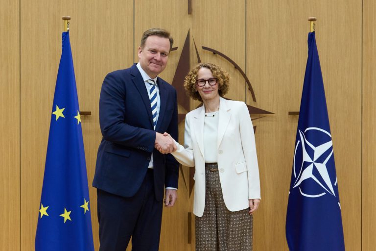 Shekerinska takohet me Sorensenin: NATO garanton paqen në Kosovë, por zgjidhja përfundimtare është politike