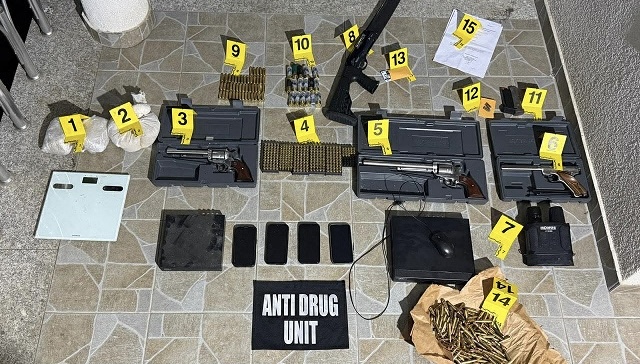 Aksion antidrogë në Suharekë: Sekuestrohen drogë e armë, dy të arrestuar