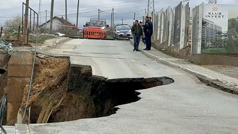 Pamje të frikshme: Shembet një rrugë në Prishtinë – Policia vendos shiritin
