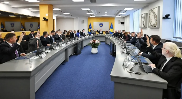 Mblidhet sot Qeveria e Kosovës, në rend dite paga e 13-të dhe ndarja e 500 mijë eurove për lojtarët e Kosovës