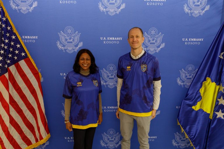 Ndeshja historike, reagon ambasada amerikane: Ju mbështesim, luani fort e bëjeni Kosovën krenare