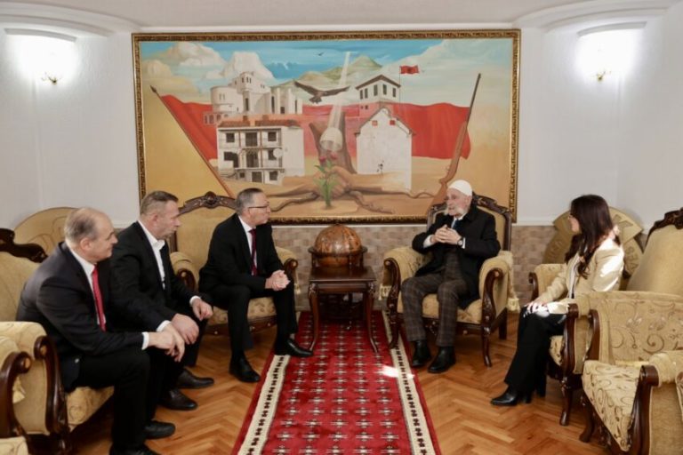 Bedri Hamza pritet nga Rifat Jashari në Prekaz: Sakrifica e familjes Jashari amanet për ta forcuar Kosovën