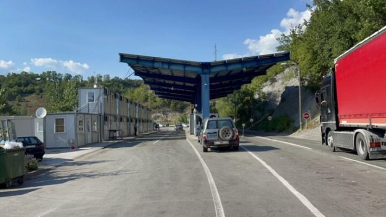 Bllokohet qarkullimi i automjeve në dalje të pikës kufitare në Jarinje