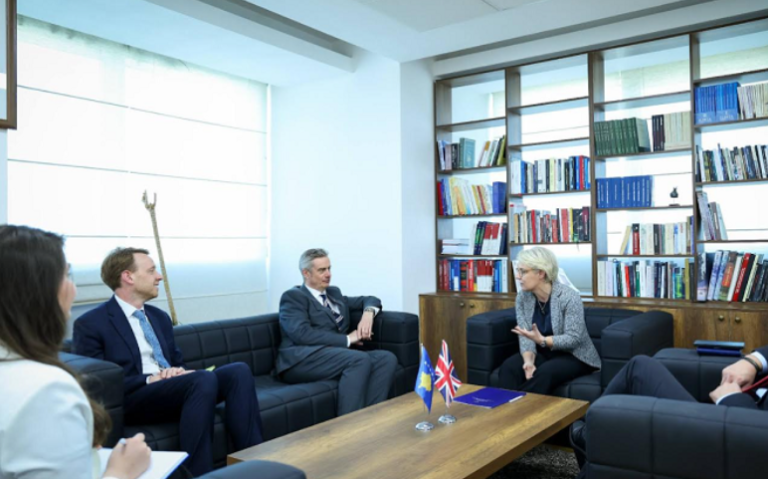 Gërvalla me ambasadorin britanik: Konfiskimi i pasurisë së pajustifikueshme, pjesë kyçe e reformës në drejtësi