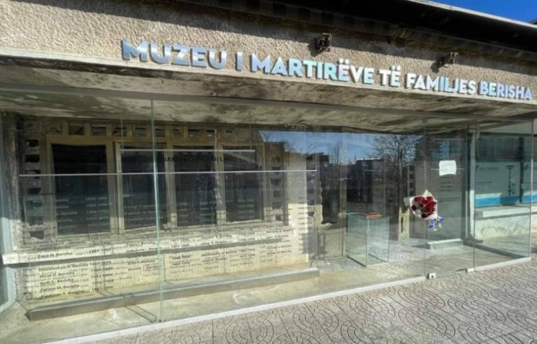 Osmani kujton 27-vjetorin e masakrës së familjes Berisha në Suharekë: Krimet që harrohen, rrezikojnë të përsëriten