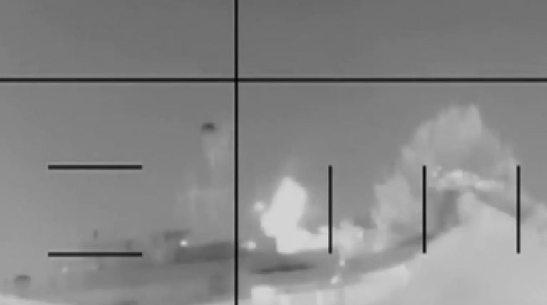 Momenti kur nëndetësja amerikane fundos anijen luftarake iraniane pranë Sri Lankës, mbi 100 të zhdukur