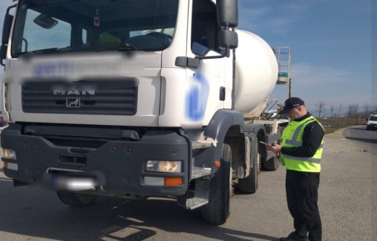 Policia e inspektorët me aksion për kontrollin e automjeteve të transportit, shqiptohen dhjetëra gjoba