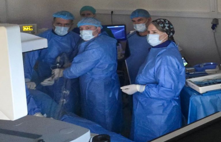 Realizohet intervenimi i parë kirurgjik minimal invaziv për gurë në veshka