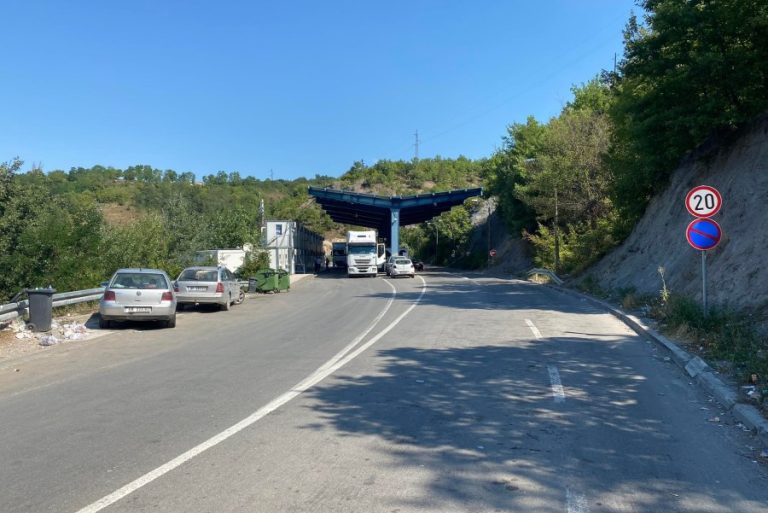 Lirohet qarkullimi i automjeteve në Jarinjë, por krijohen kolona të gjata deri në 1500 metra