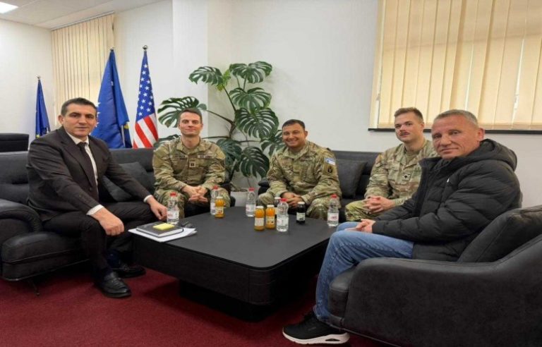 Amerikanët e KFOR-it shkojnë në zyrë te kryeprokurori i Prishtinës, diskutojnë për thellim të bashkëpunimit