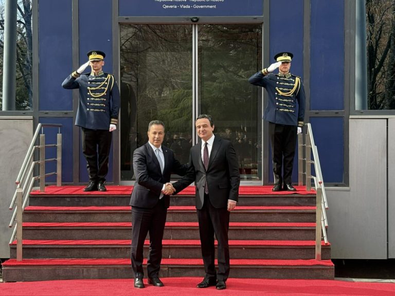 Kryeministri Kurti pret në takim kryetarin e Kuvendit të Shqipërisë
