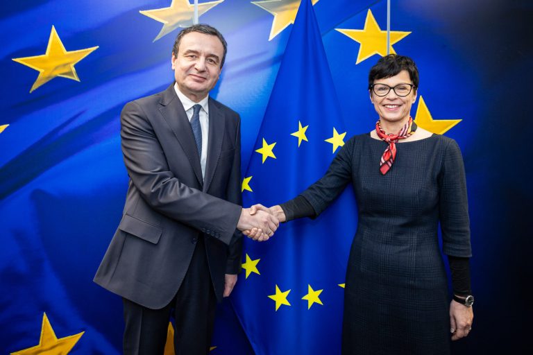 Kurti dhe Kos flasin në telefon: Integrimi në BE mbetet prioritet kyç i Kosovës