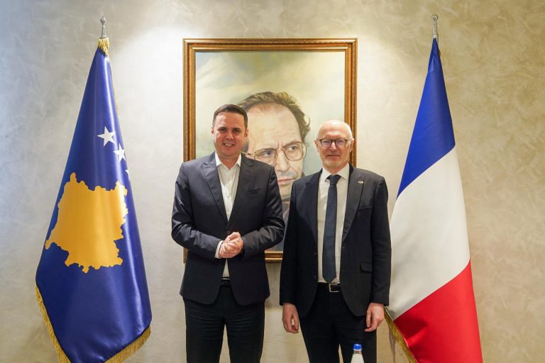 Abdixhiku takohet me ambasadorin francez, diskutohet për çështjen e presidentit