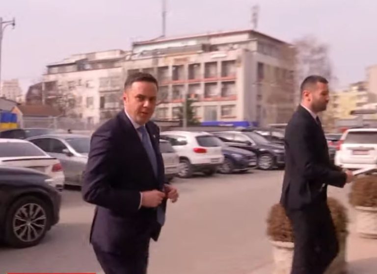 Abdixhiku arrin në Kuvend për takim me Kurtin