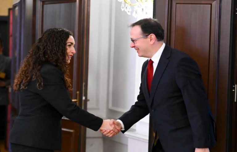 Osmani takim me ambasadorin turk, në fokus të bisedimeve diplomacia dhe ndeshja Kosovë-Turqi