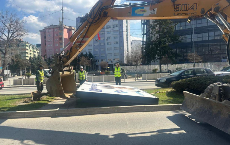 Heqja e billbordeve në qytetin e Mitrovicës, Peci: Përjashtim bëjnë vetëm të Thaçit e Veselit