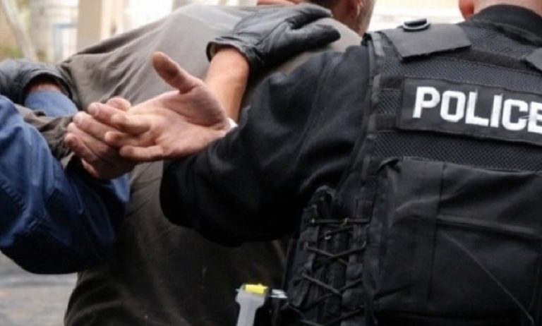 Lëndoi 2 policë dhe iku pasi goditi automjetin zyrtar, arrestohet i dyshuari