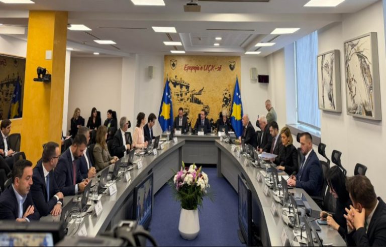 Qeveria miraton pagën e 13-të për punonjësit e sektorit publik