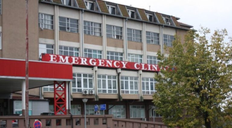 Doktoresha shtatzënë sulmohet nga qentë endacakë brenda QKUK-së, kjo është gjendja e saj