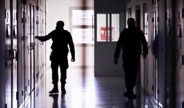 Zyrtari korrektues në burgun e Dubravës dyshohet se plagosi një person, suspendohet nga detyra