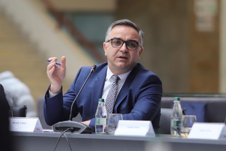 Tahiri: Ftesa e Kurtit për opozitën, përpjekje për ta përmbysur narrativën e bllokadës dhe presion ndaj Kushtetueses