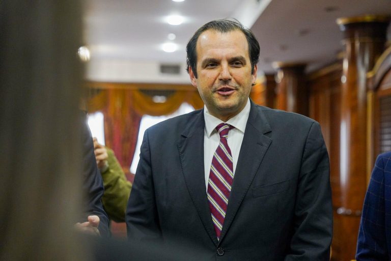 A ka votë për Vjosa Osmanin? Ukë Rugova përgjigjet para mbledhjes së partisë