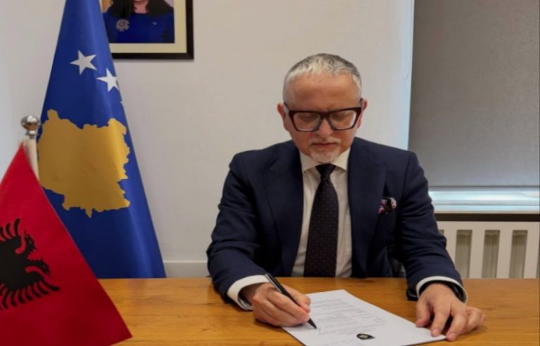 Vitia nënshkruan kontratën për vazhdimin e punimeve në Spitalin e Ferizajt