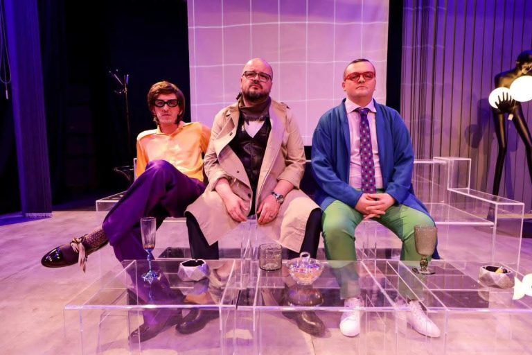 Teatri Kombëtar vjen në Suharekë me një shfaqje komedi, protagonistë Butrint Lumi, Ard Islami e Ylber Bardhi