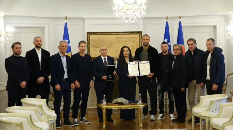 Osmani dekoron futbollistët e Kosovës