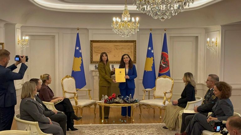 Vjosa Osmani ia dorëzon detyrën e ud.presidentes Albulena Haxhiut